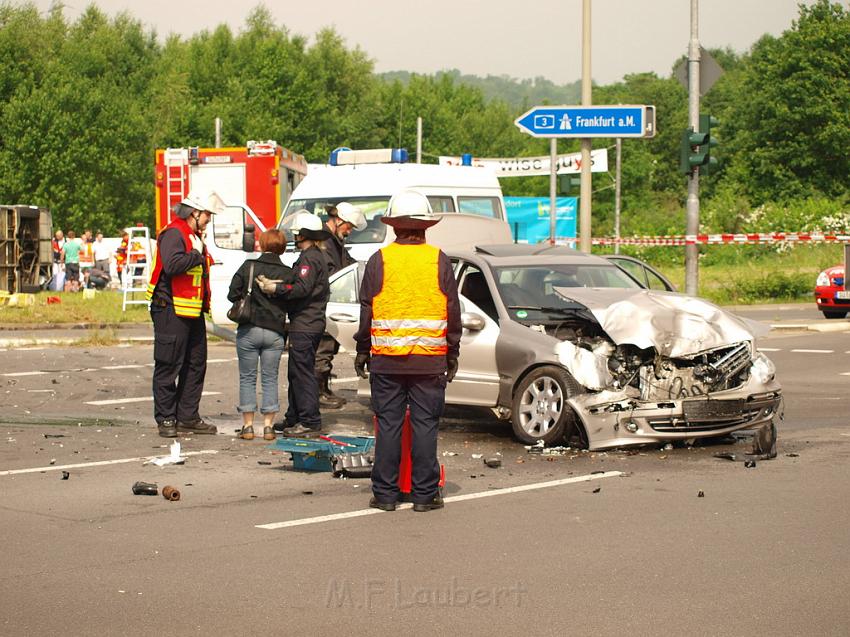 Schwerer Unfall mit Reisebus Lohmar Donrather Dreieck P123.JPG